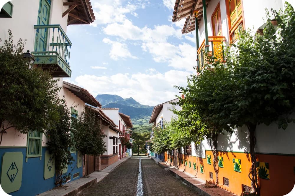 A colourful cobbled colonial street in the Casa Horizontes neighbourhood.