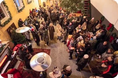 Crowds gathered at the Minglanje festival in a lantern-lit Klanjec courtyard.
